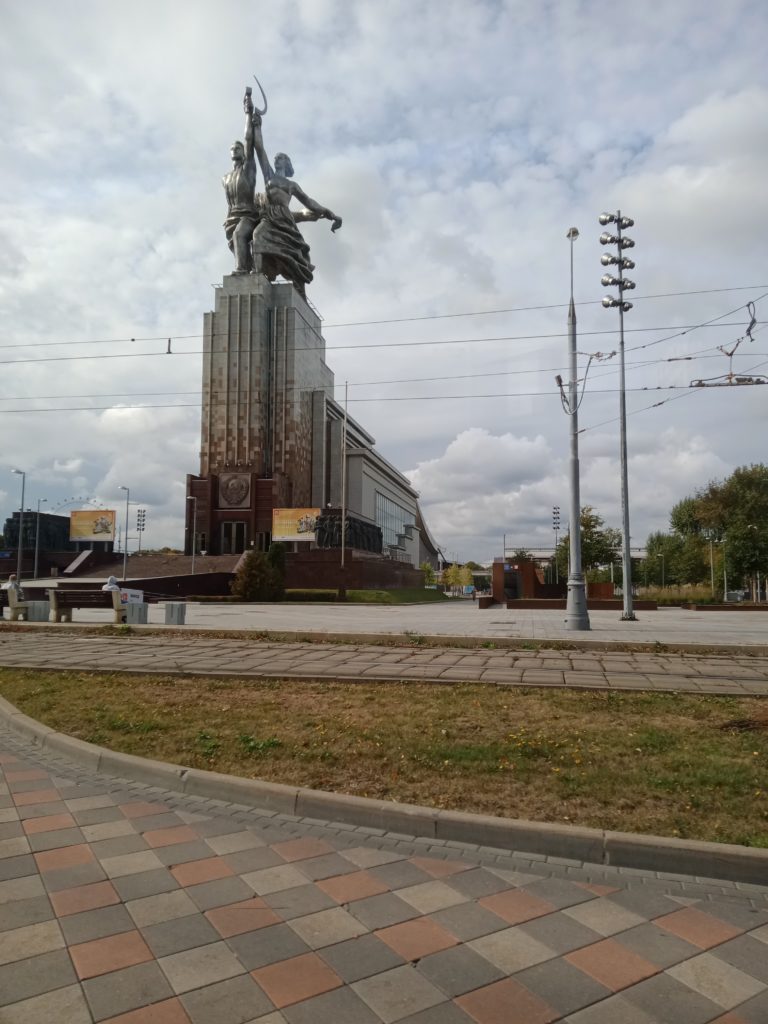 monument rabochij i kolhoznica 1 1