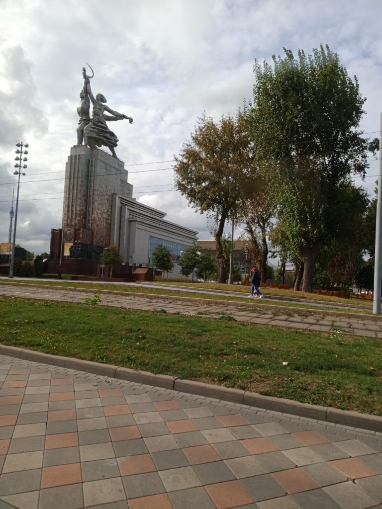 monument rabochij i kolhoznica 2